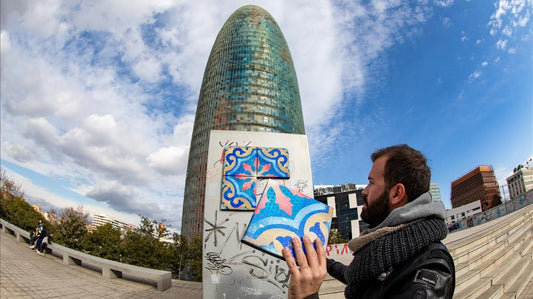 Ana Sánchez, en El Periódico: «El grafitero de baldosas de Barcelona»